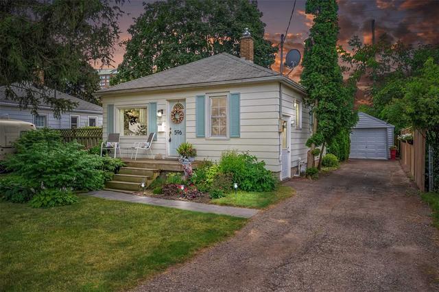 596 Clark Ave, House detached with 2 bedrooms, 1 bathrooms and 3 parking in Burlington ON | Image 1