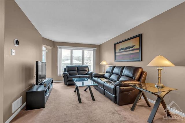 2219 Brockstone Crescent, Townhouse with 3 bedrooms, 3 bathrooms and 3 parking in Ottawa ON | Image 4