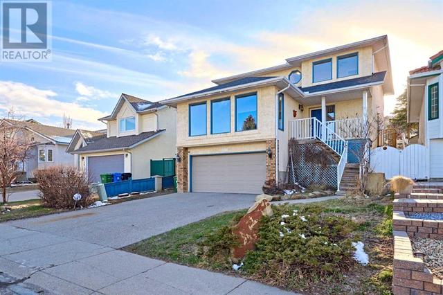 2811 Signal Hill Drive Sw, House detached with 4 bedrooms, 3 bathrooms and 4 parking in Calgary AB | Image 2
