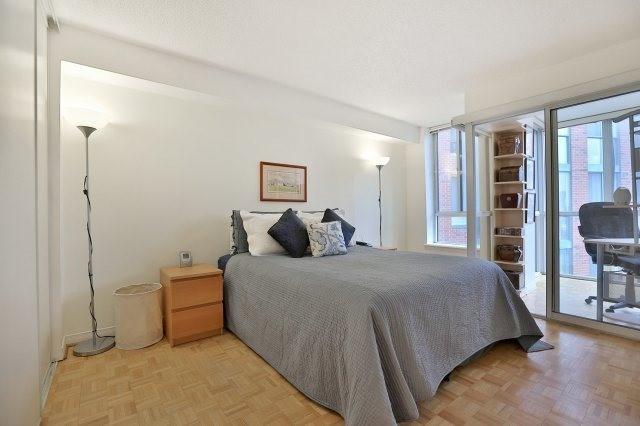 1002 - 801 King St W, Condo with 1 bedrooms, 1 bathrooms and 1 parking in Toronto ON | Image 4