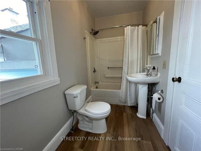 219 Brock St N, House detached with 2 bedrooms, 3 bathrooms and 3 parking in Sarnia ON | Image 9
