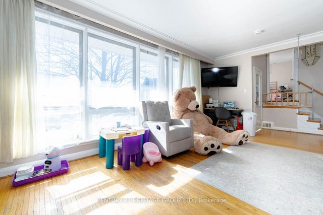 262 Park Home Ave, House detached with 4 bedrooms, 3 bathrooms and 5 parking in Toronto ON | Image 2