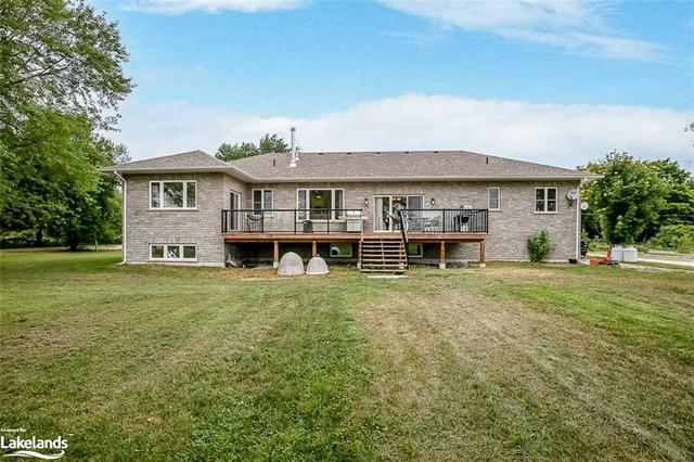 1561 Flos Eight Road W, House detached with 6 bedrooms, 3 bathrooms and 17 parking in Springwater ON | Image 27