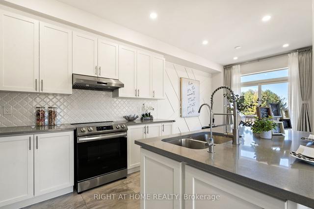 30 Stubbs Lane, Condo with 4 bedrooms, 5 bathrooms and 3 parking in Aurora ON | Image 3