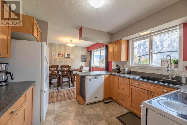501 3rd Avenue, House detached with 4 bedrooms, 2 bathrooms and null parking in Keremeos BC | Image 5