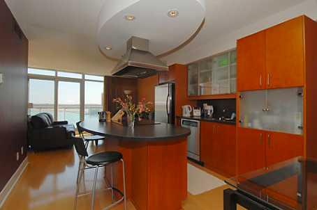 1012 - 550 Queens Quay W, Condo with 1 bedrooms, 1 bathrooms and 1 parking in Toronto ON | Image 3