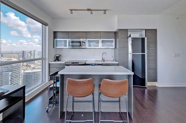 4715 - 386 Yonge St, Condo with 2 bedrooms, 2 bathrooms and 1 parking in Toronto ON | Image 8