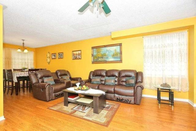 1 Sinclair Crt, Townhouse with 3 bedrooms, 3 bathrooms and 1 parking in Brampton ON | Image 5