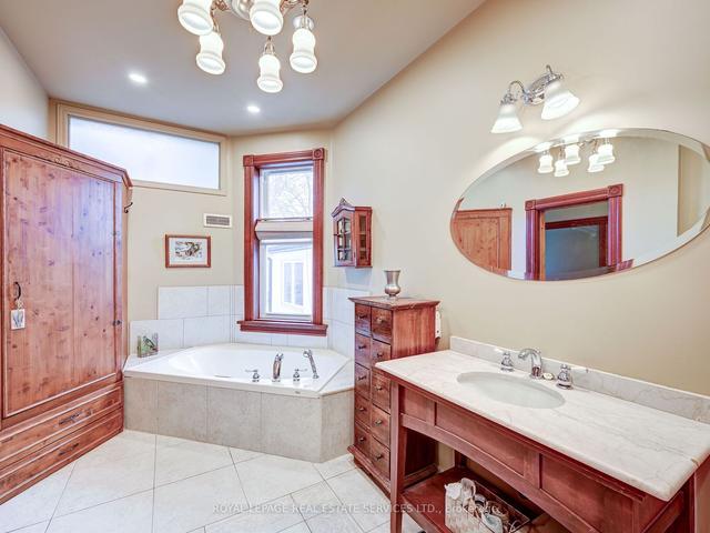121 Lippincott St, House semidetached with 3 bedrooms, 2 bathrooms and 1 parking in Toronto ON | Image 17