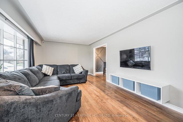 18 Carnaby Cres, House detached with 3 bedrooms, 1 bathrooms and 5 parking in Guelph ON | Image 2