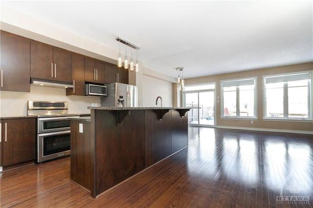 795 Hazelnut Crescent, Townhouse with 3 bedrooms, 3 bathrooms and 2 parking in Ottawa ON | Image 3