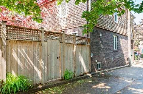 upper - 298 Sumach St, House detached with 2 bedrooms, 2 bathrooms and 1 parking in Toronto ON | Image 2