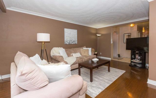 93 Lynnbrook Dr, House detached with 3 bedrooms, 2 bathrooms and 5 parking in Toronto ON | Image 16