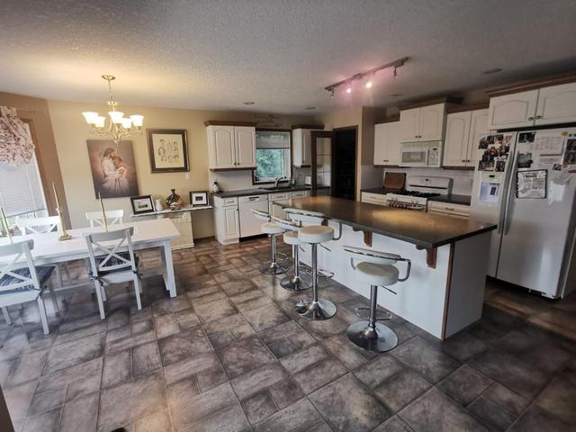 595 8 Avenue W, House detached with 5 bedrooms, 3 bathrooms and 4 parking in Cardston AB | Image 8