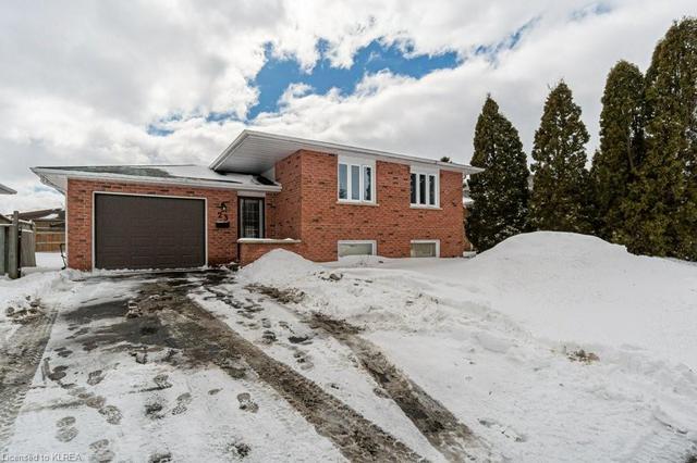 23 Madill Crescent, House detached with 6 bedrooms, 2 bathrooms and null parking in Kawartha Lakes ON | Image 1