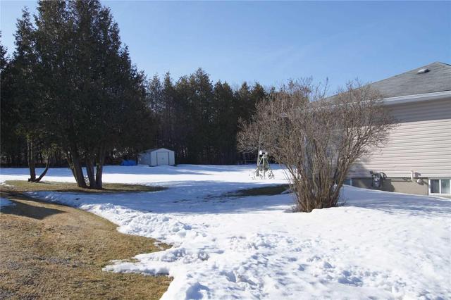 8 Hilltop Crt, House detached with 2 bedrooms, 1 bathrooms and 4 parking in Kawartha Lakes ON | Image 4