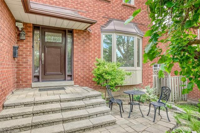 2709 Harewood Court, House detached with 4 bedrooms, 2 bathrooms and 5 parking in Oakville ON | Image 2