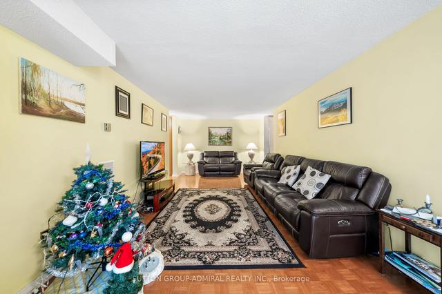 405 - 150 Neptune Dr, Condo with 3 bedrooms, 2 bathrooms and 1 parking in Toronto ON | Image 2