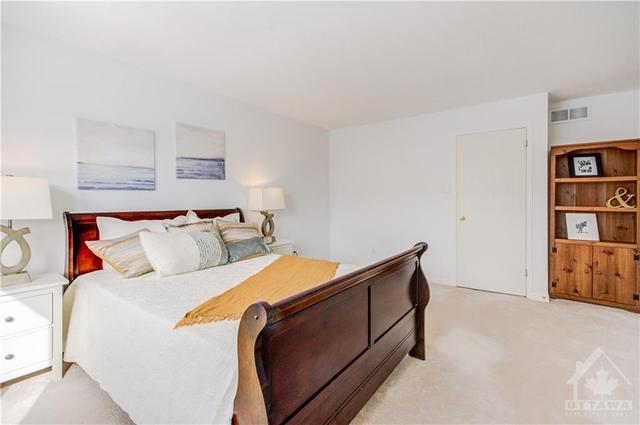 528 Woodchase Street, Townhouse with 3 bedrooms, 3 bathrooms and 3 parking in Ottawa ON | Image 6