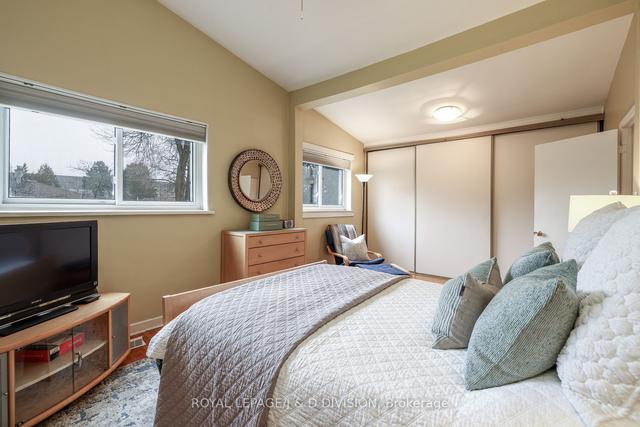 82 Northey Dr, House semidetached with 2 bedrooms, 2 bathrooms and 3 parking in Toronto ON | Image 11