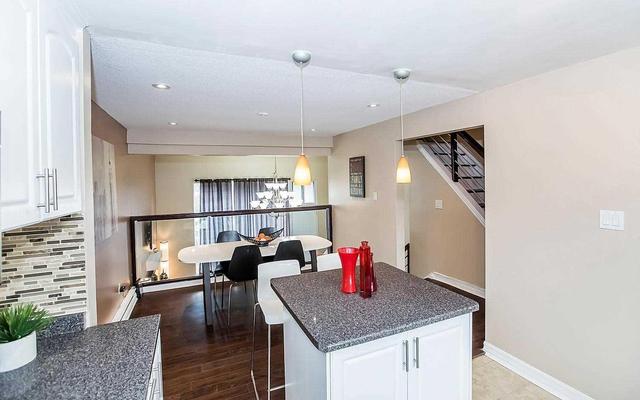 81 Darras Crt, Townhouse with 3 bedrooms, 2 bathrooms and 2 parking in Brampton ON | Image 9