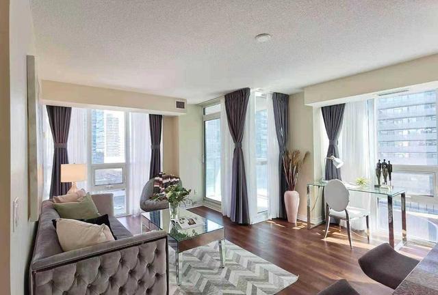 1106 - 19 Grand Trunk Cres, Condo with 2 bedrooms, 2 bathrooms and 1 parking in Toronto ON | Image 3