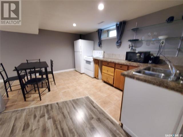 521 5th Avenue Nw, House detached with 3 bedrooms, 2 bathrooms and null parking in Swift Current SK | Card Image