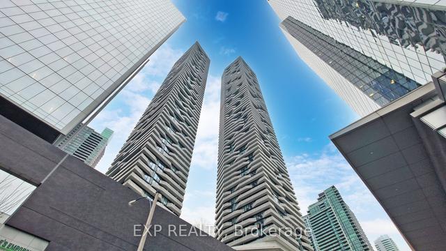 1001 - 100 Harbour St, Condo with 1 bedrooms, 1 bathrooms and 0 parking in Toronto ON | Image 1