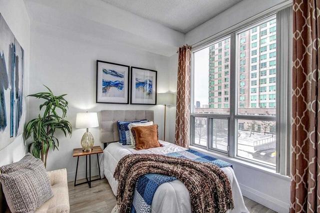 th 327 - 38 Lee Centre Dr, Townhouse with 3 bedrooms, 2 bathrooms and 1 parking in Toronto ON | Image 2