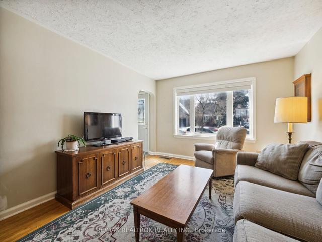27 Yorkview Dr, House detached with 3 bedrooms, 2 bathrooms and 3 parking in Toronto ON | Image 32