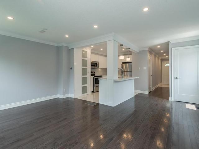 62 Dawson Cres, Townhouse with 3 bedrooms, 3 bathrooms and 1 parking in Brampton ON | Image 4