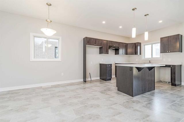 30 Lamb Cres, House detached with 3 bedrooms, 3 bathrooms and 6 parking in Thorold ON | Image 6