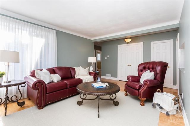 2036 Dorval Avenue, House detached with 3 bedrooms, 2 bathrooms and 4 parking in Ottawa ON | Image 4