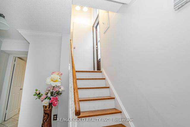 131 Duncanwoods Dr, House semidetached with 3 bedrooms, 2 bathrooms and 3 parking in Toronto ON | Image 16