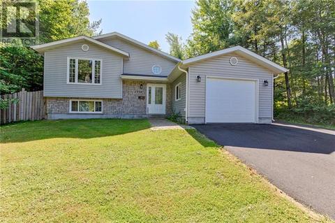 1256 Victoria Street, House detached with 3 bedrooms, 2 bathrooms and 4 parking in Petawawa ON | Card Image