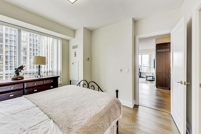 1925 - 5 Sheppard Ave E, Condo with 2 bedrooms, 2 bathrooms and 1 parking in Toronto ON | Image 2