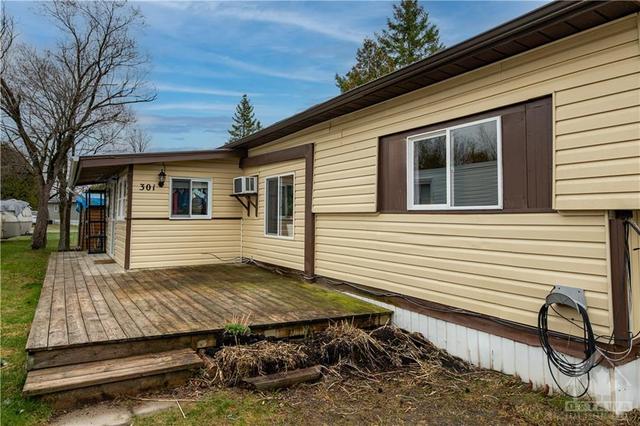 301 - 26 Salmon Side Road, House detached with 2 bedrooms, 1 bathrooms and 2 parking in Rideau Lakes ON | Image 2