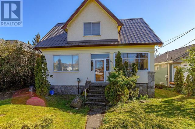 1379 Vista Hts, House detached with 7 bedrooms, 2 bathrooms and 2 parking in Victoria BC | Image 3