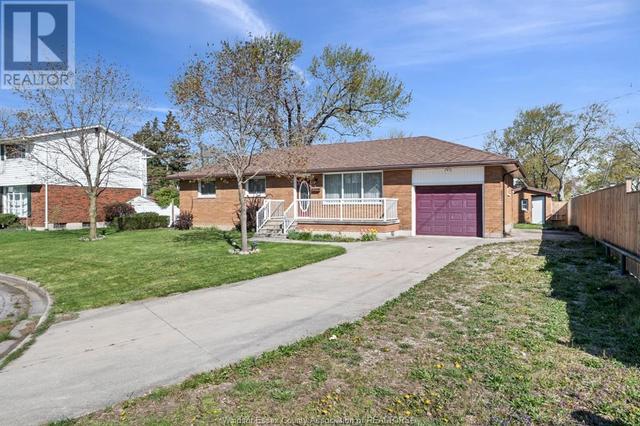 3380 Dandurand, House detached with 4 bedrooms, 2 bathrooms and null parking in Windsor ON | Image 2