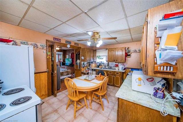 28 Water St, House detached with 2 bedrooms, 1 bathrooms and 2 parking in St. Catharines ON | Image 32