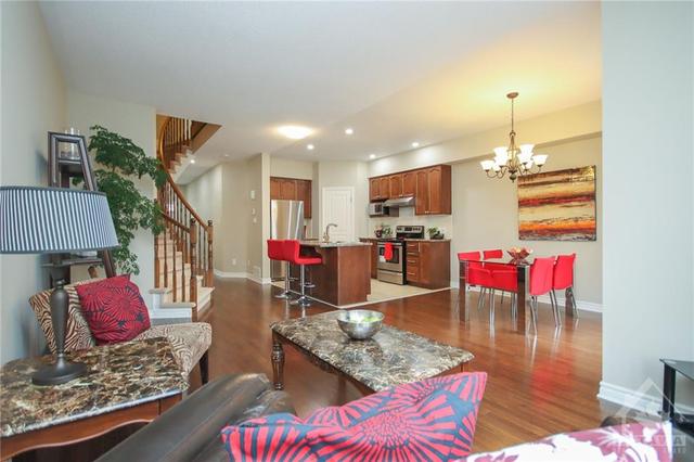 213 Butterfly Walk, Townhouse with 3 bedrooms, 2 bathrooms and 3 parking in Ottawa ON | Image 6