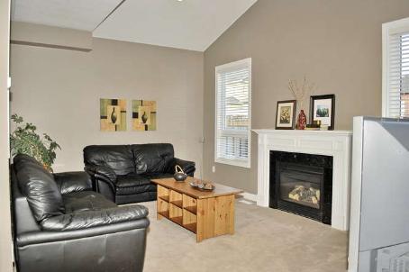 79 Helston Cres, House detached with 4 bedrooms, 3 bathrooms and 3 parking in Whitby ON | Image 3