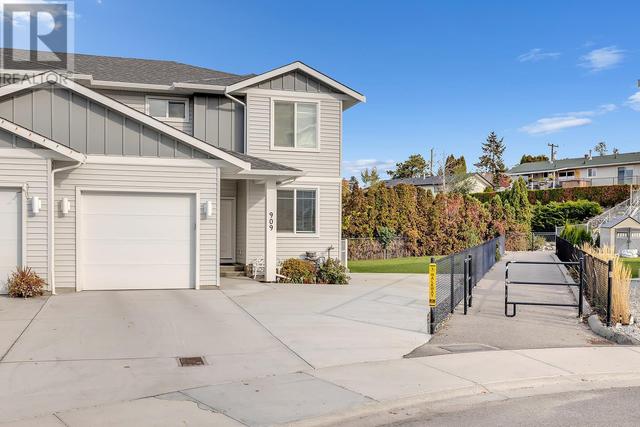 909 Currell Crescent, House detached with 4 bedrooms, 3 bathrooms and 4 parking in Kelowna BC | Image 3