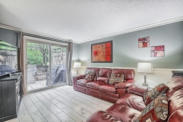 104 Loggers Run Rd, Townhouse with 3 bedrooms, 2 bathrooms and 1 parking in Barrie ON | Image 4