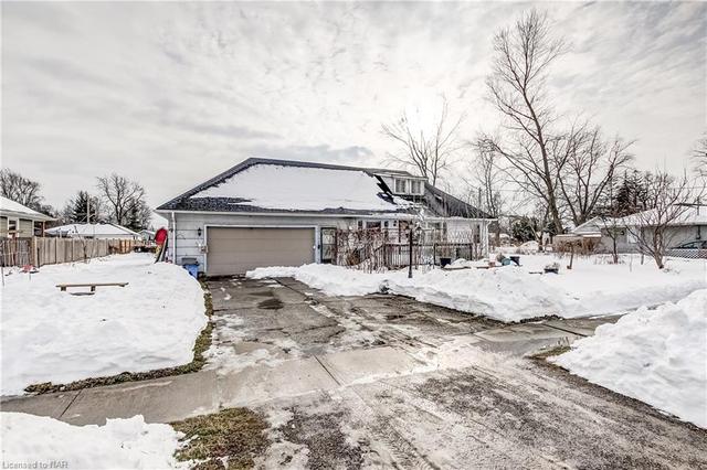 3787 Mathewson Avenue, House detached with 2 bedrooms, 1 bathrooms and 6 parking in Fort Erie ON | Image 3