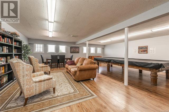 129 - 1680 Poplar Ave, Condo with 2 bedrooms, 1 bathrooms and 1 parking in Saanich BC | Image 20