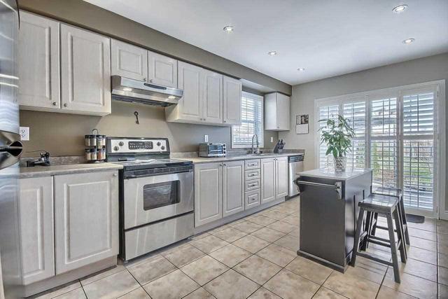 876 Mckay Cres, House attached with 3 bedrooms, 3 bathrooms and 2 parking in Milton ON | Image 7
