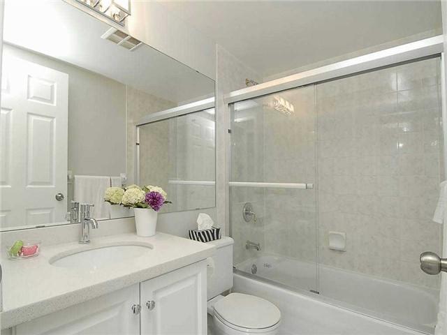 1015 - 23 Lorraine Dr, Condo with 2 bedrooms, 2 bathrooms and 1 parking in Toronto ON | Image 10