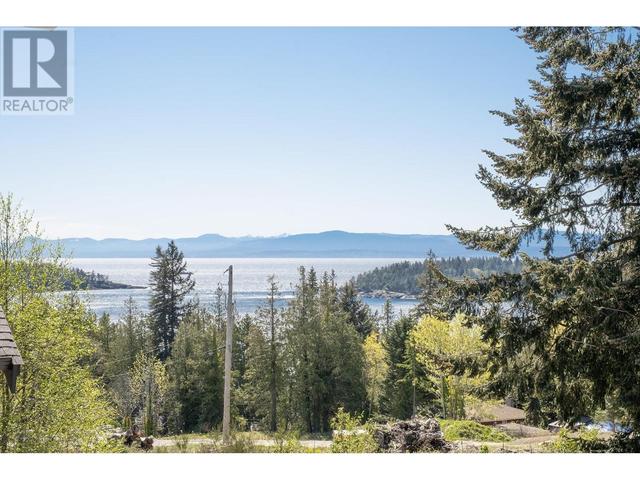 5438 Mccourt Road, House detached with 3 bedrooms, 2 bathrooms and 5 parking in Sechelt BC | Image 1