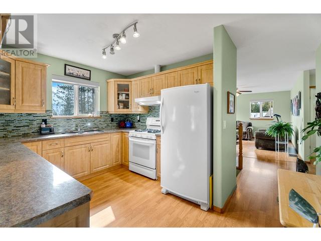 7451 Estate Drive, House detached with 3 bedrooms, 2 bathrooms and 4 parking in Columbia Shuswap F BC | Image 5